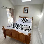Unit 4 Tranquil Harbourside Retreat- Location Apartment